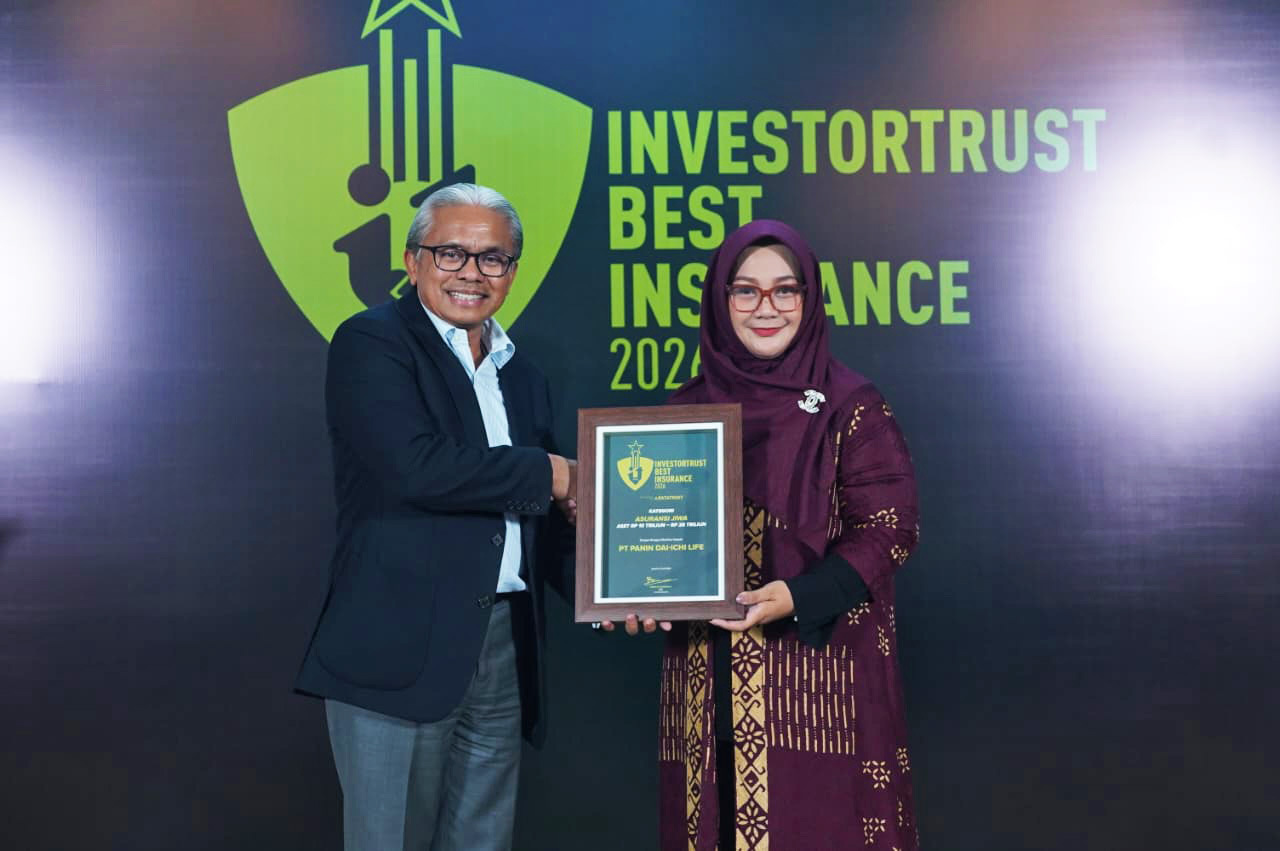 Chief of Sharia Business Panin Dai-ichi Life, Evi Mayasari, menerima penghargaan Best Insurance Award 2026 pada ajang Investortrust Best Insurance Awards 2026 di Jakarta.